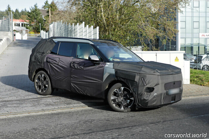 Hyundai Tucson 2027 года пойман на тестах в Германии, работая под прикрытием на автосалоне в Лос-Анджелесе | Carscoops